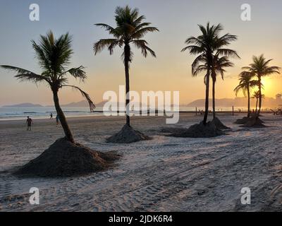 Santos, Sao Paulo, Brasilien. 21.. Juni 2022. (INT) die Strände von Santos haben mit der Brandung viel Sand verloren. 21. Juni 2022, Santos, Sao Paulo, Brasilien: Die Strände von Aparecida und Embare in Santos, an der Südküste von Sao Paulo, haben am Dienstag (21) viel Sand durch die Brandung verloren. Zuvor war der Sand gut auf dem Niveau der Promenade. (Bild: © Luigi Bongiovanni/TheNEWS2 via ZUMA Press Wire) Stockfoto