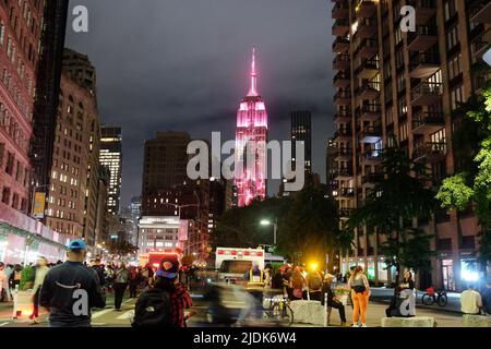 Stranger Things macht vor der Premiere von Saison 4 2022 eine Videoanzeige auf dem Empire State Building Stockfoto