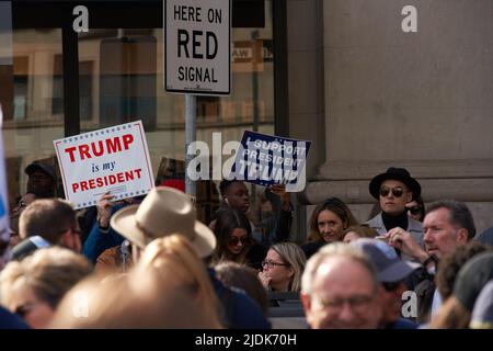 Manhattan, New York, USA - November 11. 2019: Trump-Anhänger mit Zeichen: Trump ist mein Präsident. Trump-Fans während der Veterans Day Parade in NYC Stockfoto