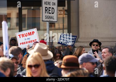 Manhattan, New York, USA - November 11. 2019: Trump-Anhänger mit Zeichen: Trump ist mein Präsident. Trump-Fans während der Veterans Day Parade in NYC Stockfoto