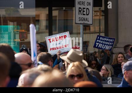 Manhattan, New York, USA - November 11. 2019: Trump-Anhänger mit Zeichen: Trump ist mein Präsident. Trump-Fans während der Veterans Day Parade in NYC Stockfoto