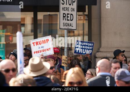 Manhattan, New York, USA - November 11. 2019: Trump-Anhänger nach einer Rede von Donald Trump in NYC während der Feierlichkeiten zum Veterans Day. Personen mit Pro TR Stockfoto