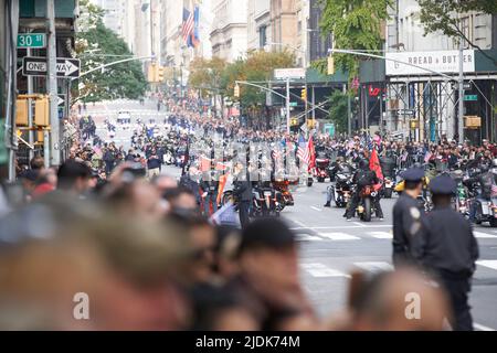 Manhattan, New York, USA - November 11. 2019: Fifth Avenue während der Veterans Day Parade in NYC. Menschen auf dem Bürgersteig beobachten Motorradclubs, die herunterfahren Stockfoto