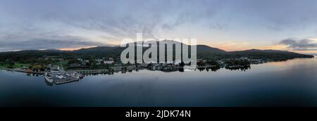 Lake George, New York - 10. Oktober 2021: Touristenboote in der Bucht in Lake George, New York bei Sonnenaufgang. Stockfoto