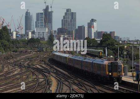 London, Großbritannien. 21.. Juni 2022. Das am 21. Juni 2022 aufgenommene Foto zeigt eine allgemeine Ansicht der Gleise vor der Clapham Junction Station in London, Großbritannien. Nachdem die Gespräche zwischen Gewerkschaften und Bahnbetreibern hier am Montag im letzten Graben zusammengebrochen sind, hat die britische National Union of Rail (UK), Die Beschäftigten im Bereich See- und Transportwesen (GMT) haben am Dienstag die größten Eisenbahnstreiks des Landes seit 30 Jahren, die voraussichtlich zu massiven Störungen des Eisenbahnverkehrs in England, Schottland und Wales führen werden, grünes Licht gegeben. Quelle: Tim Ireland/Xinhua/Alamy Live News Stockfoto