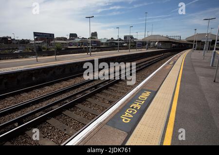 London, Großbritannien. 21.. Juni 2022. Das am 21. Juni 2022 aufgenommene Foto zeigt eine allgemeine Ansicht der Gleise und Bahnsteige am Clapham Junction Station in London, Großbritannien. Nachdem die Gespräche zwischen Gewerkschaften und Bahnbetreibern hier am Montag im letzten Graben zusammengebrochen sind, hat die britische National Union of Rail (UK), Die Beschäftigten im Bereich See- und Transportwesen (GMT) haben am Dienstag die größten Eisenbahnstreiks des Landes seit 30 Jahren, die voraussichtlich zu massiven Störungen des Eisenbahnverkehrs in England, Schottland und Wales führen werden, grünes Licht gegeben. Quelle: Tim Ireland/Xinhua/Alamy Live News Stockfoto