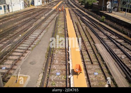 London, Großbritannien. 21.. Juni 2022. Das am 21. Juni 2022 aufgenommene Foto zeigt eine allgemeine Ansicht der Gleise und Bahnsteige am Clapham Junction Station in London, Großbritannien. Nachdem die Gespräche zwischen Gewerkschaften und Bahnbetreibern hier am Montag im letzten Graben zusammengebrochen sind, hat die britische National Union of Rail (UK), Die Beschäftigten im Bereich See- und Transportwesen (GMT) haben am Dienstag die größten Eisenbahnstreiks des Landes seit 30 Jahren, die voraussichtlich zu massiven Störungen des Eisenbahnverkehrs in England, Schottland und Wales führen werden, grünes Licht gegeben. Quelle: Tim Ireland/Xinhua/Alamy Live News Stockfoto