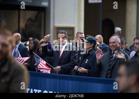 Manhattan, New York, USA - November 11. 2019: Gouverneur Andrew Cuomo aus New York, zu Fuß mit der Veterans Day Parade in NYC auf der Fifth Avenue Stockfoto