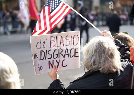 Manhattan, New York, USA - November 11. 2019: Ältere Dame mit Schild: De Blasio ur Disgrace to NYC. Unterschreiben Sie gegen den Bürgermeister von New York City Stockfoto