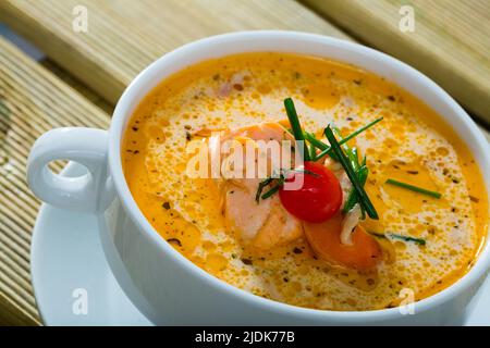 Lachssuppe mit Karotten und Kartoffeln in einer Schüssel servieren Stockfoto