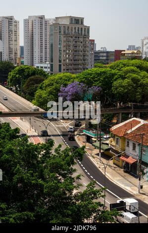 Luftaufnahme der Avenida Antartica Avenue, die an einem normalen Arbeitstag zwischen Hochhäusern im Viertel Agua Branca unter sonnigem, blauem Himmel liegt. Stockfoto