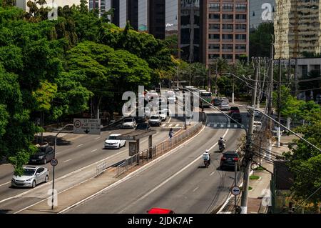 Blick auf die Francisco Matarazzo Avenue in der Nähe des West Plaza Einkaufszentrums mit normalem Geschäftsverkehr zwischen den Gebäuden. Stockfoto