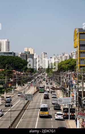 Francisco Matarazzo Avenue mit vielen vorbeifahrenden Autos und Luftkabeln im Agua Branca Bezirk mit Wolkenkratzern auf der Rückseite. Stockfoto