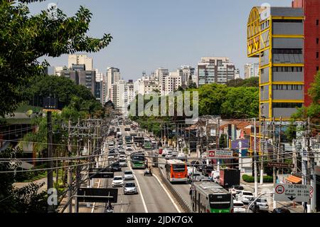 Starker Verkehr, der an einem normalen Arbeitstag an der Francisco Matarazzo Avenue im Viertel Agua Branca vorbeifährt, mit vielen Wolkenkratzern auf der Rückseite. Stockfoto