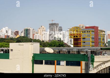 Fernansicht der dichten Stadtlandschaft voller Hochhäuser des Barra Funda-Viertels unter sonnenklarem, blauem Himmel. Stockfoto