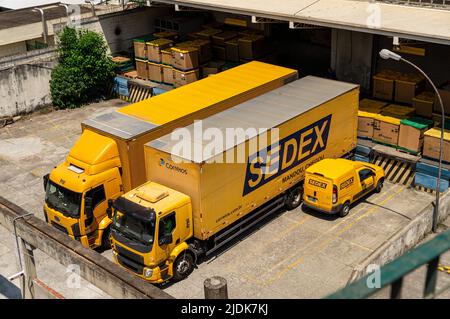 Gelbe SEDEX-Lieferwagen parkten hinter dem Correios-Paketzustellungszentrum und warteten auf Ladung an der Ladebucht im Bezirk Agua Branca. Stockfoto