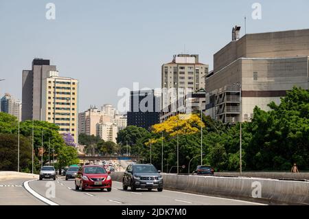 Normaler Geschäftsverkehr, der über das Viadukt der Antarktis führt, direkt am Einkaufszentrum West Plaza im Viertel Agua Branca unter sonnenklarem, blauem Himmel. Stockfoto