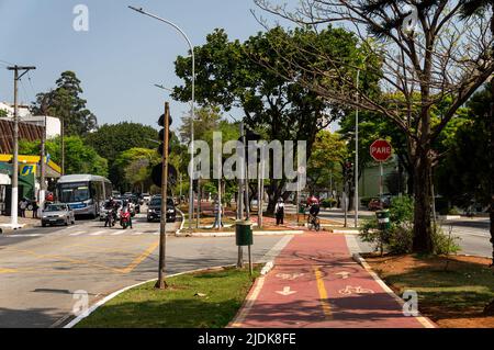 Blick auf die Fahrradspur, die an einem normalen Arbeitstag auf dem mittleren Streifen der Sumare Avenue an der Kreuzung mit der Irmao Karmam Square Street läuft. Stockfoto