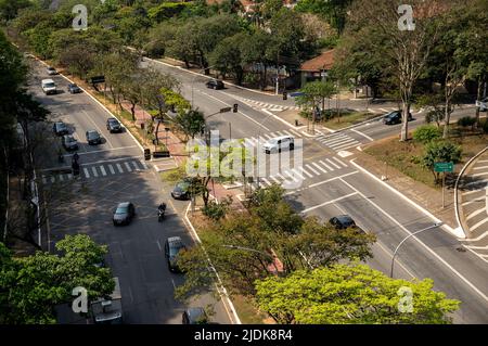 Luftaufnahme von Sumare Aussichtspunkt auf beiden Wegen der Paulo VI Avenue und seiner Fahrradstraße auf dem Medianstreifen, in der Nähe der U-Bahnstation Sumare. Stockfoto