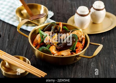 Koreanische Red Spicy Seafood Soup oder Jjampong, chinesisches Restaurant-Menü beliebt auf Koreanisch Stockfoto