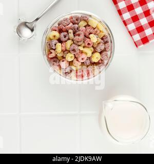 Draufsicht Flootschleifen mit Milch, Platz auf weißem Tisch kopieren Stockfoto