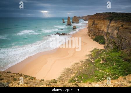 The Twelve Apostles im Port Campbell National Park, Victoria, Australien, nach einem Sturm mit Lichtstrahlen, die durch die Wolken platzen. Stockfoto