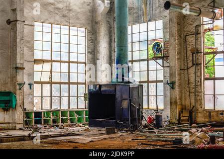 Verbrennungsanlage in einer verlassenen Fabrikwerkstatt Stockfoto