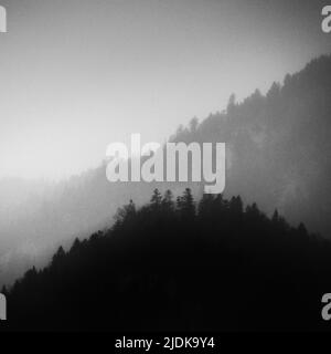 Moody Blick auf ferne Berge im Nebel, Hokkaido, Japan Stockfoto