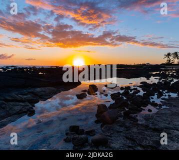 Sonnenuntergangssinnung im Keiki Beach Queens Bath, Kailua-Kona, Hawaii Island, Hawaii, USA Stockfoto