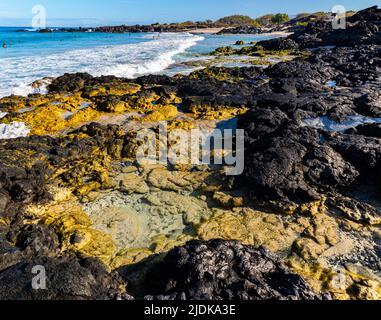 Exponierter Lava am Ufer des Manini'owali Beach und der Kua Bay, Kekaha Kai, State Park, Hawaii Island, Hawaii, USA Stockfoto