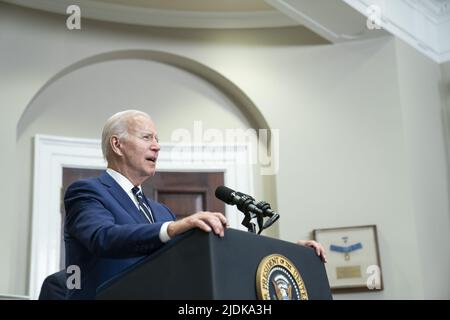 Washington, Usa. 21.. Juni 2022. US-Präsident Joe Biden spricht am Dienstag, den 21. Juni 2022, im Roosevelt-Raum des Weißen Hauses in Washington, DC über Covid-19-Impfstoffe für Kinder unter fünf Jahren. Säuglinge und Kleinkinder in den USA können jetzt gegen Covid-19 geimpft werden, nachdem die Schüsse von Moderna und Pfizer am Samstag die Unterstützung der Gesundheitsberater gewonnen haben. Foto von Sarah Silbiger/UPI Credit: UPI/Alamy Live News Stockfoto