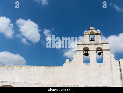 Glockenturm und weiße Wände in Mission San Juan, San Antonio, Texas, USA Stockfoto