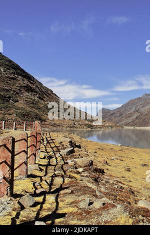 Ein Wanderweg führt zum wunderschönen sela-See, durch die alpine Wiese bei tawang in arunachal pradesh, indien Stockfoto