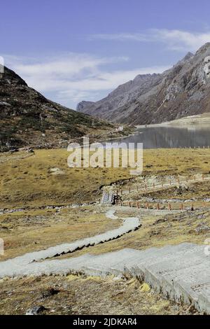 Ein Wanderweg führt zum wunderschönen sela-See, durch die alpine Wiese bei tawang in arunachal pradesh, indien Stockfoto