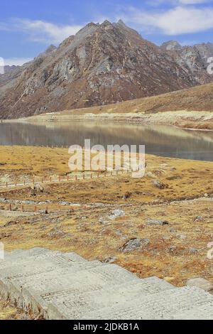 Landschaftlich schöner Blick auf den sela-See mit himalaya-Berggipfel und blauem Himmel im Hintergrund in der Nähe der tawang-Bergstation in arunachal pradesh, nordostindien Stockfoto