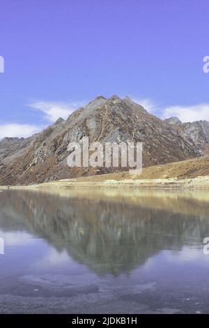 Landschaftlich schöner Blick auf den sela-See mit himalaya-Berggipfel und blauem Himmel im Hintergrund in der Nähe der tawang-Bergstation in arunachal pradesh, nordostindien Stockfoto