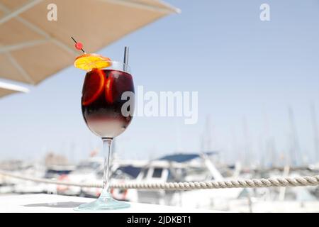 Palma, Spanien. 15.. Juni 2022. Ein Glas tinto de Verano, eine Mischung aus Rotwein und Gaseosa (Limonade). (To dpa 'Halo-Halo, Gazoz and Butterfly Pea: Summer Drinks around the world') Quelle: Clara Margais/dpa/Alamy Live News Stockfoto