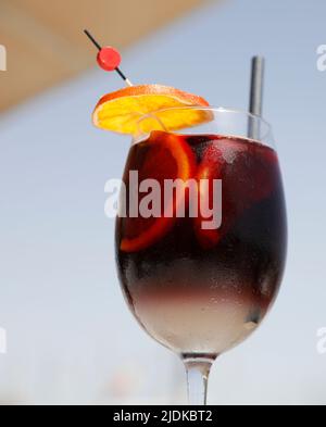 Palma, Spanien. 15.. Juni 2022. Ein Glas tinto de Verano, eine Mischung aus Rotwein und Gaseosa (Limonade). (To dpa 'Halo-Halo, Gazoz and Butterfly Pea: Summer Drinks around the world') Quelle: Clara Margais/dpa/Alamy Live News Stockfoto