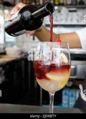 Palma, Spanien. 15.. Juni 2022. Ein Glas tinto de Verano, eine Mischung aus Rotwein und Gaseosa (Limonade) wird zubereitet. (To dpa 'Halo-Halo, Gazoz and Butterfly Pea: Summer Drinks around the world') Quelle: Clara Margais/dpa/Alamy Live News Stockfoto