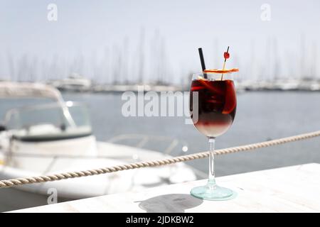 Palma, Spanien. 15.. Juni 2022. Ein Glas tinto de Verano, eine Mischung aus Rotwein und Gaseosa (Limonade). (To dpa 'Halo-Halo, Gazoz and Butterfly Pea: Summer Drinks around the world') Quelle: Clara Margais/dpa/Alamy Live News Stockfoto