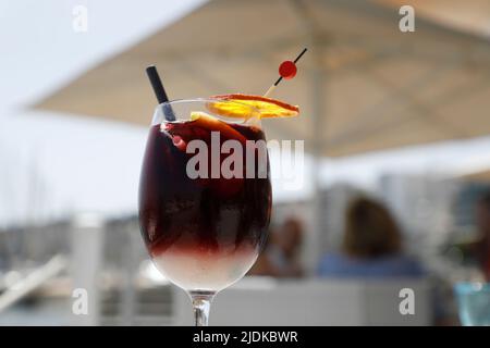 Palma, Spanien. 15.. Juni 2022. Ein Glas tinto de Verano, eine Mischung aus Rotwein und Gaseosa (Limonade). (To dpa 'Halo-Halo, Gazoz and Butterfly Pea: Summer Drinks around the world') Quelle: Clara Margais/dpa/Alamy Live News Stockfoto