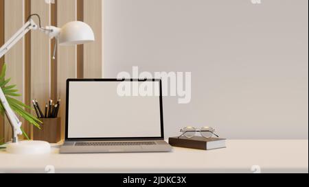 Minimalistisches Weiß und Holz-Arbeitsplatzdesign mit Notebook-Laptop-Computer, weißem Bildschirm, Tischlampe und Zubehör auf dem Tisch. Nahaufnahme ima Stockfoto