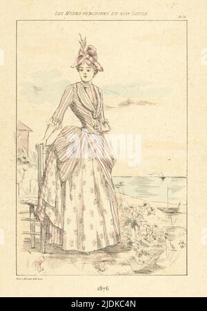 Modische Dame, die neben einem Stuhl am Meer steht, Frankreich, 1876. In Hut, gestreiftem Mieder und Hektik Rock, floralen Petticoat. Handkolorierte Trockenpunkt- oder pointe-Seche-Radierung von Henri Boutet aus Les Modes feminines du XIXeme Siecle (feminine Mode des 19.. Jahrhunderts), Ernest Flammarion, Paris, 1902. Boutet (1851-1919) war ein französischer Künstler, Kupferstecher, Lithograph und Designer. Stockfoto