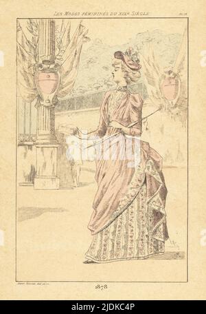 Modische Dame auf der dritten Pariser Weltausstellung, Exposition Universelle, 1878. Mit Hut, Bluse mit hohem Kragen, Kleid mit Hektik und gestickten Petticoats. Tore mit Schilden und Fahnen verziert. Handkolorierte Trockenpunkt- oder pointe-Seche-Radierung von Henri Boutet aus Les Modes feminines du XIXeme Siecle (feminine Mode des 19.. Jahrhunderts), Ernest Flammarion, Paris, 1902. Boutet (1851-1919) war ein französischer Künstler, Kupferstecher, Lithograph und Designer. Stockfoto