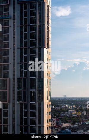 Nahaufnahme des Gebäudes mit Wolkenkratzern im Freien und blauer Skyline im Hintergrund Stockfoto