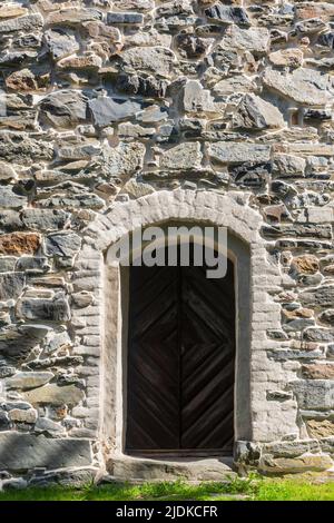Eingang zu einer alten mittelalterlichen Steinkirche in Messukylä Tampere Finnland Stockfoto