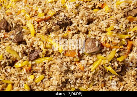 Folk orientalische authentische traditionelle nationale Küche in Form von Pilaf mit Fleisch und Gemüse. Stockfoto