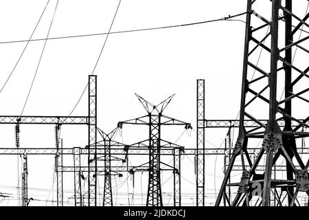 Unterstützt Hochspannungsleitungen in Form eines isolierten Bildes auf weißem Hintergrund. Stockfoto