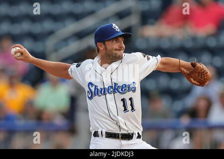 Biloxi, Mississippi, USA. 21.. Juni 2022. Biloxi Shuckers Pitcher Noah Zavolas (11) spielt während eines MiLB-Spiels zwischen den Biloxi Shuckers und Pensacola Blue Wahoos im MGM Park in Biloxi, Mississippi. Bobby McDuffie/CSM/Alamy Live News Stockfoto