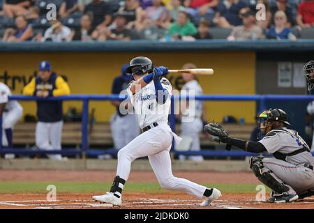 Biloxi, Mississippi, USA. 21.. Juni 2022. Biloxi Shuckers-Feldspieler Cam Devanney (4) erhält eine Single während eines MiLB-Spiels zwischen den Biloxi Shuckers und Pensacola Blue Wahoos im MGM Park in Biloxi, Mississippi. Bobby McDuffie/CSM/Alamy Live News Stockfoto